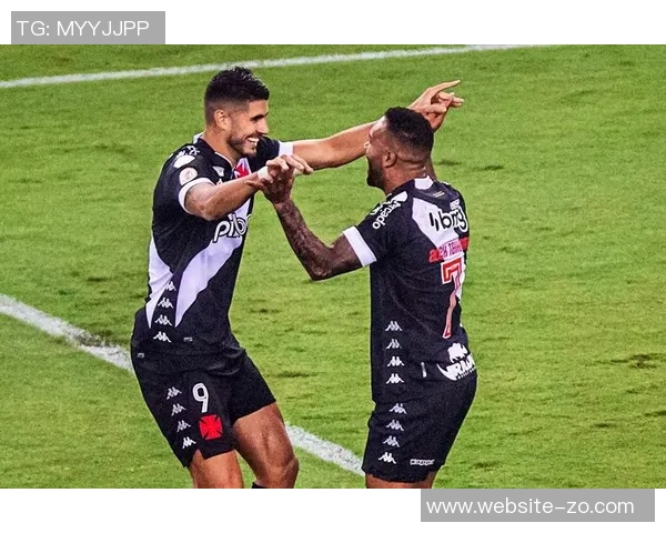 巴甲门将开球失误被对手偷袭瞬间引发全场哄笑