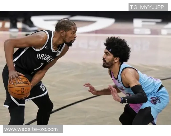 克莱半场表现稳健11投4中三分球命中3个贡献11分2篮板1封盖 克莱半场表现稳健11投4中三分球命中3个贡献11分2篮板1封盖